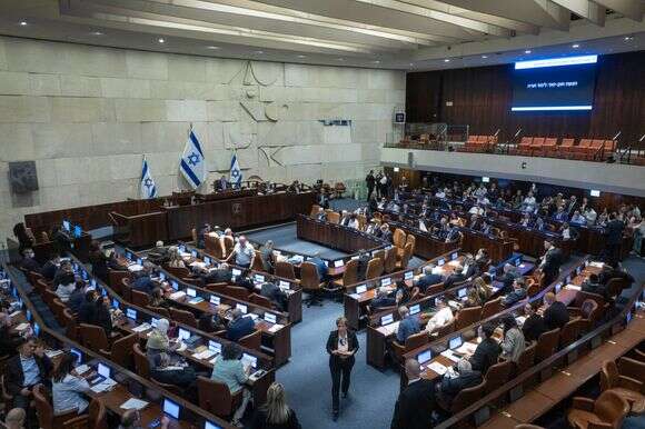 גמליאת הכנסת במהלך ההצבעה על חוק יסוד לימוד תורה, אמש | Chaim Goldberg/Flash90 גמליאת הכנסת במהלך ההצבעה על חוק יסוד לימוד תורה, אמש | Chaim Goldberg/Flash90
