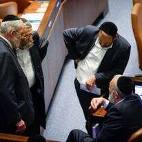 הח"כים החרדים מסתודדים ברגעים שלפני ההצבעה | נועם מושקוביץ, דוברות הכנסת הח"כים החרדים מסתודדים ברגעים שלפני ההצבעה | נועם מושקוביץ, דוברות הכנסת
