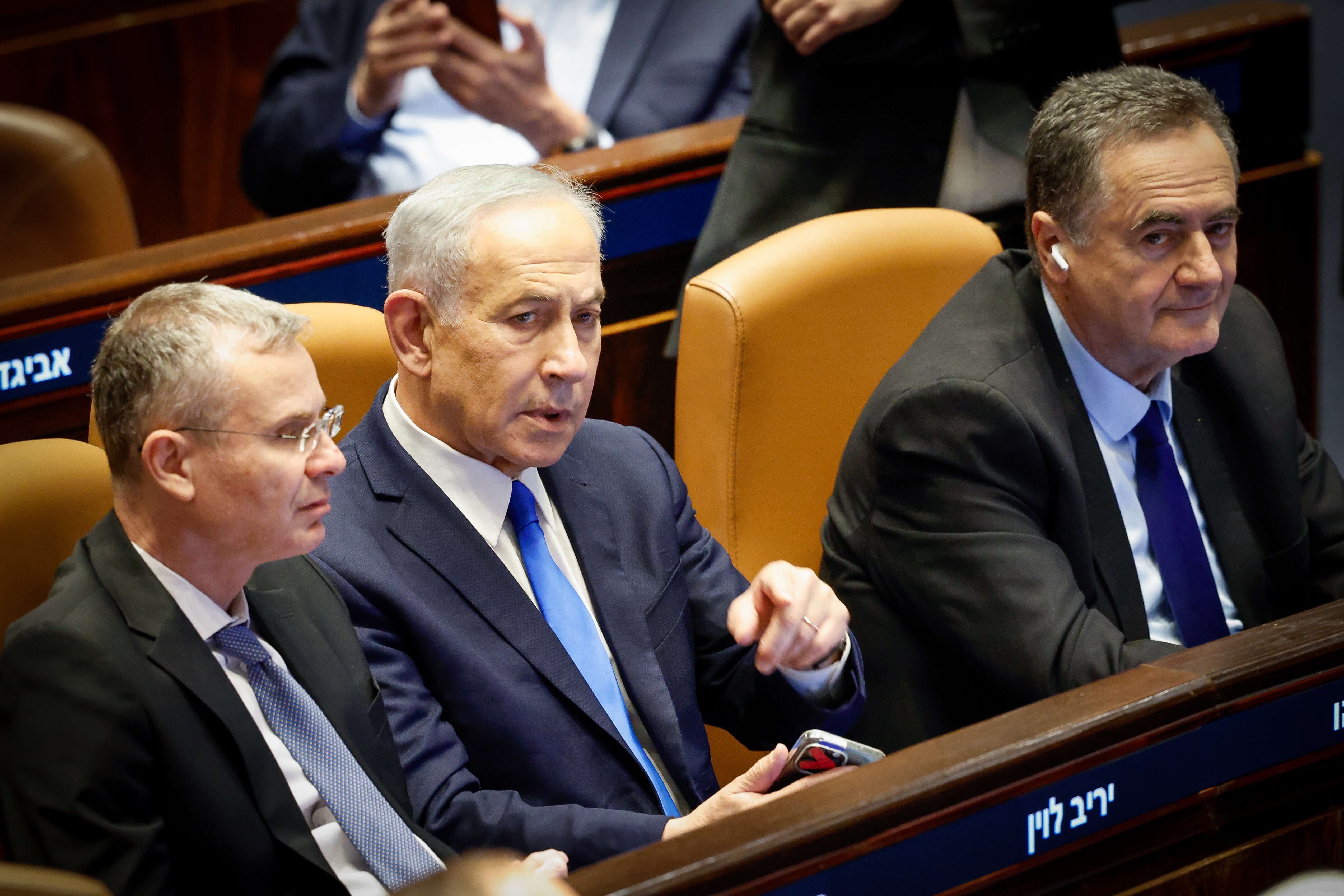 רה"מ נתניהו במליאה, לצד שר הביטחון כ"ץ ושר המשפטים לוין | נועם מושקוביץ, דוברות הכנסת רה"מ נתניהו במליאה, לצד שר הביטחון כ"ץ ושר המשפטים לוין | נועם מושקוביץ, דוברות הכנסת