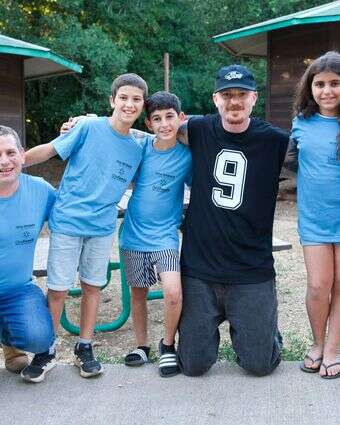 רביב כנר הופיע במחנה הקיץ של עמותת "משפחה אחת" | משפחה אחת רביב כנר הופיע במחנה הקיץ של עמותת "משפחה אחת" | משפחה אחת