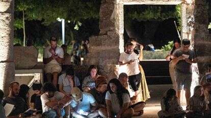 קריאת מגילת איכה בבית הכנסת העתיק בקצרין, תשעה באב תשפ"ה | מיכאל גלעדי, פלאש 90 קריאת מגילת איכה בבית הכנסת העתיק בקצרין, תשעה באב תשפ"ה | מיכאל גלעדי, פלאש 90