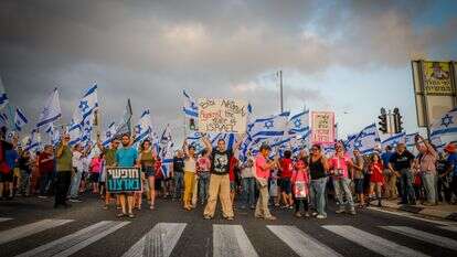 הפגנת שמאל כחלק מהמחאה נגד הרפורמה לתיקון מערכת המשפט | ענת חרמוני, פלאש 90 הפגנת שמאל כחלק מהמחאה נגד הרפורמה לתיקון מערכת המשפט | ענת חרמוני, פלאש 90