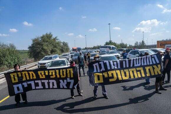 מורכב לקבל החלטה מקצועית מנותקת, כשהשיקולים נמצאים בפריים־טיים. הפגנה נגד מדיניות הממשלה בנושא החטופים | אריק מרמור, פלאש 90 מורכב לקבל החלטה מקצועית מנותקת, כשהשיקולים נמצאים בפריים־טיים. הפגנה נגד מדיניות הממשלה בנושא החטופים | אריק מרמור, פלאש 90