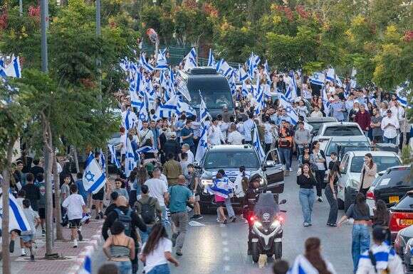 מחלקת ביטחון מידע פסלה לא מעט פרטים בספר. קבלת הפנים לאלקנה בוחבוט עם שובו משבי חמאס | יונתן זינדל, פלאש 90 מחלקת ביטחון מידע פסלה לא מעט פרטים בספר. קבלת הפנים לאלקנה בוחבוט עם שובו משבי חמאס | יונתן זינדל, פלאש 90