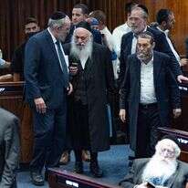 ח"כ משה גפני משוחח עם ח"כ יצחק גולדקנופף במהלך ישיבת מליאה והצבעה על הצעת חוק עצירים | יונתן זינדל, פלאש 90 ח"כ משה גפני משוחח עם ח"כ יצחק גולדקנופף במהלך ישיבת מליאה והצבעה על הצעת חוק עצירים | יונתן זינדל, פלאש 90