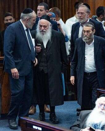 ח"כ משה גפני משוחח עם ח"כ יצחק גולדקנופף במהלך ישיבת מליאה והצבעה על הצעת חוק עצירים | יונתן זינדל, פלאש 90