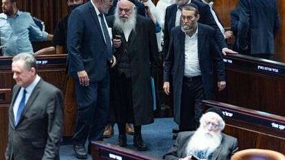 ח"כ משה גפני משוחח עם ח"כ יצחק גולדקנופף במהלך ישיבת מליאה והצבעה על הצעת חוק עצירים | יונתן זינדל, פלאש 90 ח"כ משה גפני משוחח עם ח"כ יצחק גולדקנופף במהלך ישיבת מליאה והצבעה על הצעת חוק עצירים | יונתן זינדל, פלאש 90