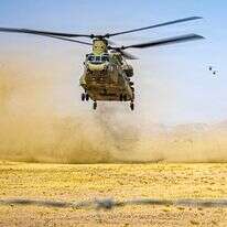 שלושה מסוקי CH-47 צ'ינוק של צבא ארה"ב הנערכים לנחיתה במזרח התיכון במהלך פעילות טיסה שגרתית | AFP  PHOTO / US ARMY / US CENTRAL COMMAND PUBLIC AFFAIRS