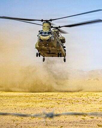 שלושה מסוקי CH-47 צ'ינוק של צבא ארה"ב הנערכים לנחיתה במזרח התיכון במהלך פעילות טיסה שגרתית | AFP  PHOTO / US ARMY / US CENTRAL COMMAND PUBLIC AFFAIRS