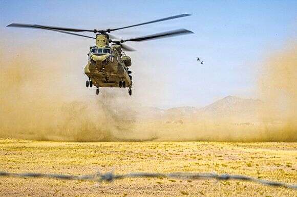 שלושה מסוקי CH-47 צ'ינוק של צבא ארה"ב הנערכים לנחיתה במזרח התיכון במהלך פעילות טיסה שגרתית | AFP PHOTO / US ARMY / US CENTRAL COMMAND PUBLIC AFFAIRS שלושה מסוקי CH-47 צ'ינוק של צבא ארה"ב הנערכים לנחיתה במזרח התיכון במהלך פעילות טיסה שגרתית | AFP PHOTO / US ARMY / US CENTRAL COMMAND PUBLIC AFFAIRS