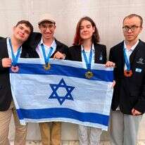נבחרת ישראל בביולוגיה, מימין לשמאל: ירדן, אולה, יהודה, סער | משרד החינוך נבחרת ישראל בביולוגיה, מימין לשמאל: ירדן, אולה, יהודה, סער | משרד החינוך