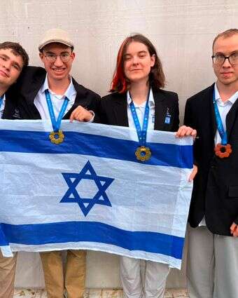 נבחרת ישראל בביולוגיה, מימין לשמאל: ירדן, אולה, יהודה, סער | משרד החינוך נבחרת ישראל בביולוגיה, מימין לשמאל: ירדן, אולה, יהודה, סער | משרד החינוך