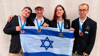 נבחרת ישראל בביולוגיה, מימין לשמאל: ירדן, אולה, יהודה, סער | משרד החינוך נבחרת ישראל בביולוגיה, מימין לשמאל: ירדן, אולה, יהודה, סער | משרד החינוך