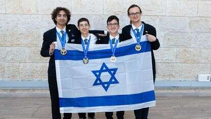 נבחרת ישראל בכימיה, מימין לשמאל: איתמר, דניאל, יהונדב ויוגב | משרד החינוך נבחרת ישראל בכימיה, מימין לשמאל: איתמר, דניאל, יהונדב ויוגב | משרד החינוך