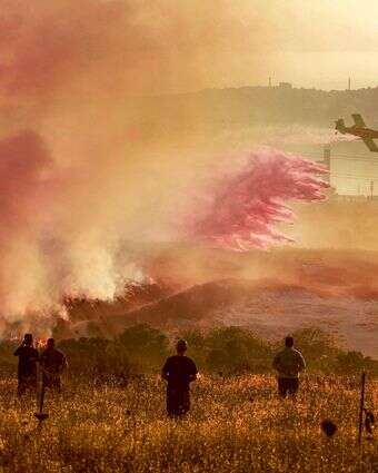 מטוס כיבוי מעל השרפה בחוות־גלעד | איי.אף.פי מטוס כיבוי מעל השרפה בחוות־גלעד | איי.אף.פי