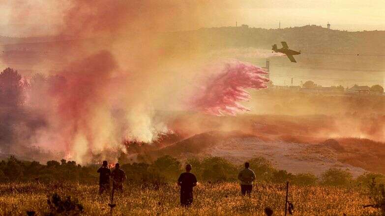 מטוס כיבוי מעל השרפה בחוות־גלעד | איי.אף.פי מטוס כיבוי מעל השרפה בחוות־גלעד | איי.אף.פי