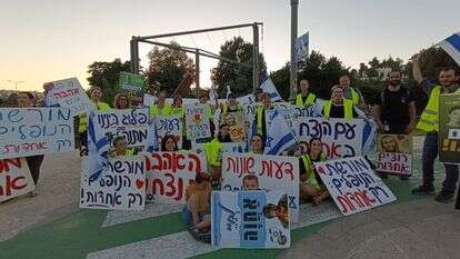 מיזם "למענם": אלפי פעילים יצאו לצמתים בקריאה לאחדות בעם | באדיבות המצולמים מיזם "למענם": אלפי פעילים יצאו לצמתים בקריאה לאחדות בעם | באדיבות המצולמים