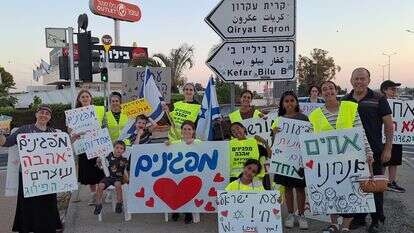 מיזם "למענם": אלפי פעילים יצאו לצמתים בקריאה לאחדות בעם | באדיבות המצולמים מיזם "למענם": אלפי פעילים יצאו לצמתים בקריאה לאחדות בעם | באדיבות המצולמים