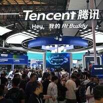 מבקרים בדוכן של חברת Tencent במהלך ועידת הבינה המלאכותית העולמית (WAIC) בשנגחאי | AFP מבקרים בדוכן של חברת Tencent במהלך ועידת הבינה המלאכותית העולמית (WAIC) בשנגחאי | AFP