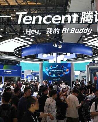 מבקרים בדוכן של חברת Tencent במהלך ועידת הבינה המלאכותית העולמית (WAIC) בשנגחאי | AFP