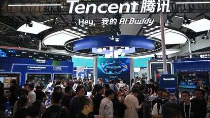 מבקרים בדוכן של חברת Tencent במהלך ועידת הבינה המלאכותית העולמית (WAIC) בשנגחאי | AFP מבקרים בדוכן של חברת Tencent במהלך ועידת הבינה המלאכותית העולמית (WAIC) בשנגחאי | AFP