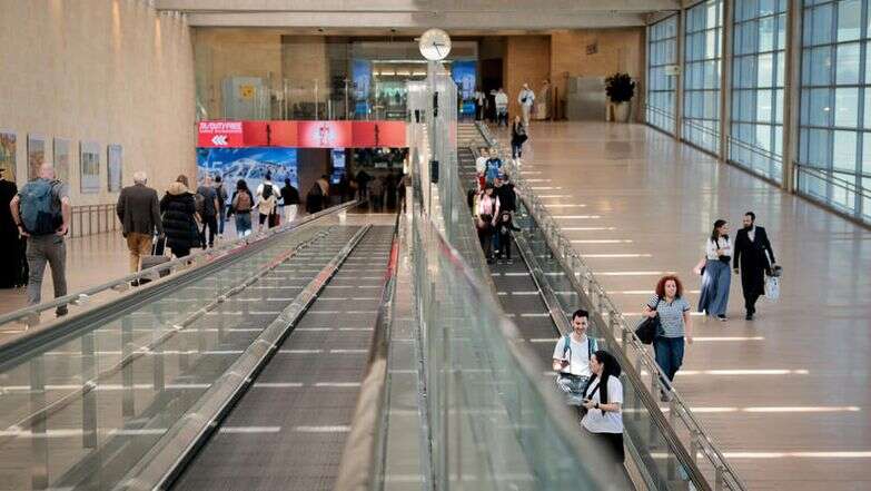 אנשים שבים לארץ בנתב"ג | נתי שוחט/FLASH90 אנשים שבים לארץ בנתב"ג | נתי שוחט/FLASH90