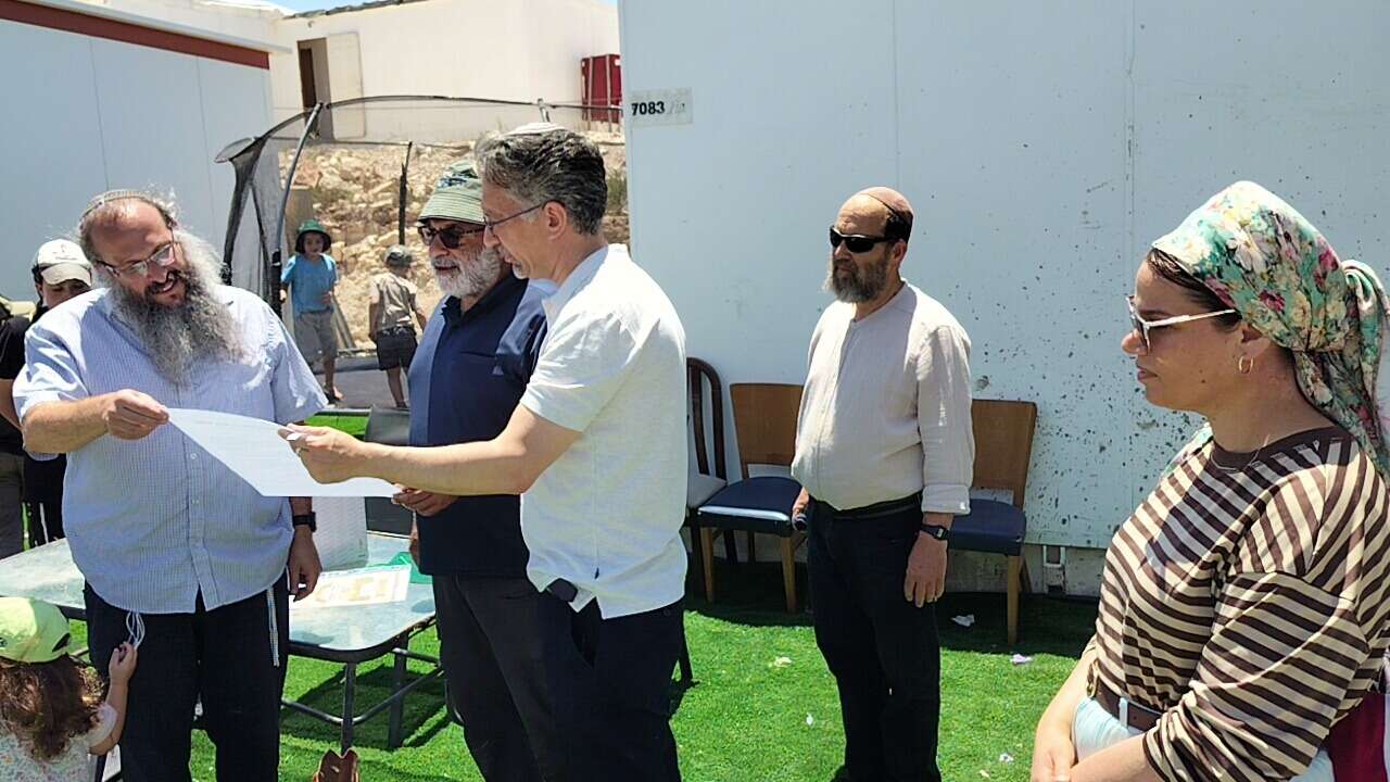 חתימת ההסכם בין היישובים כפר פינס וחומש | חומש המתחדשת חתימת ההסכם בין היישובים כפר פינס וחומש | חומש המתחדשת