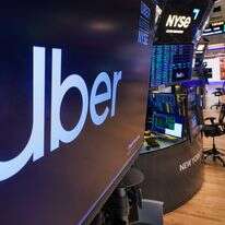 הלוגו של Uber מוצג מעל עמדת מסחר באולם המסחר של הבורסה לניירות ערך בניו יורק | AP / ריצ'רד דרו