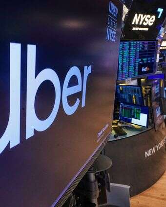 הלוגו של Uber מוצג מעל עמדת מסחר באולם המסחר של הבורסה לניירות ערך בניו יורק | AP / ריצ'רד דרו