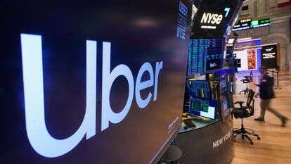 הלוגו של Uber מוצג מעל עמדת מסחר באולם המסחר של הבורסה לניירות ערך בניו יורק | AP / ריצ'רד דרו