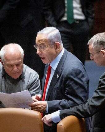 מימין: יריב לוין, בנימין נתניהו וחיים כץ | יונתן סינדל, פלאש 90