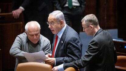 מימין: יריב לוין, בנימין נתניהו וחיים כץ | יונתן סינדל, פלאש 90