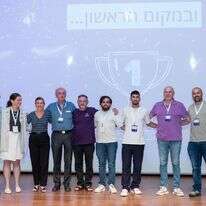 הצוות הזוכה עם חבר השופטים | אלעד וינברג