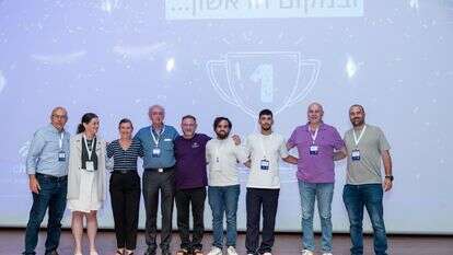הצוות הזוכה עם חבר השופטים | אלעד וינברג