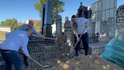 שרידיהם של סבו וסבתו של בנימין זאב הרצל הועלו מסרביה וייקברו בהר הרצל | ההסתדרות הציונית העולמית/זק"א שרידיהם של סבו וסבתו של בנימין זאב הרצל הועלו מסרביה וייקברו בהר הרצל | ההסתדרות הציונית העולמית/זק"א