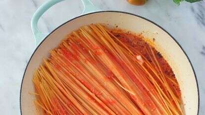 פסטה שרופה (Spaghetti All'Assassina): המתכון המקורי לספגטי חריף וקריספי במחבת | אוריה גבע פסטה שרופה (Spaghetti All'Assassina): המתכון המקורי לספגטי חריף וקריספי במחבת | אוריה גבע