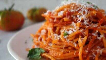 פסטה שרופה (Spaghetti All'Assassina): המתכון המקורי לספגטי חריף וקריספי במחבת | אוריה גבע פסטה שרופה (Spaghetti All'Assassina): המתכון המקורי לספגטי חריף וקריספי במחבת | אוריה גבע
