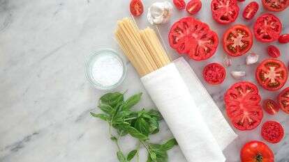 פסטה שרופה (Spaghetti All'Assassina): המתכון המקורי לספגטי חריף וקריספי במחבת | אוריה גבע פסטה שרופה (Spaghetti All'Assassina): המתכון המקורי לספגטי חריף וקריספי במחבת | אוריה גבע