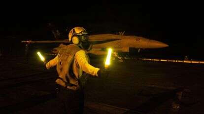 מלח בצי האמריקני המכווין מטוס F/A-18E Super Hornet על סיפון הטיסה של נושאת המטוסים מסדרת "נימיץ", ה-USS George H.W. Bush | various sources / AFP) / RESTRICTED TO EDITORIAL USE - MANDATORY CREDIT "AFP PHOTO / US NAVY / NAVCENT PUBLIC AFFAIRS מלח בצי האמריקני המכווין מטוס F/A-18E Super Hornet על סיפון הטיסה של נושאת המטוסים מסדרת "נימיץ", ה-USS George H.W. Bush | various sources / AFP) / RESTRICTED TO EDITORIAL USE - MANDATORY CREDIT "AFP PHOTO / US NAVY / NAVCENT PUBLIC AFFAIRS