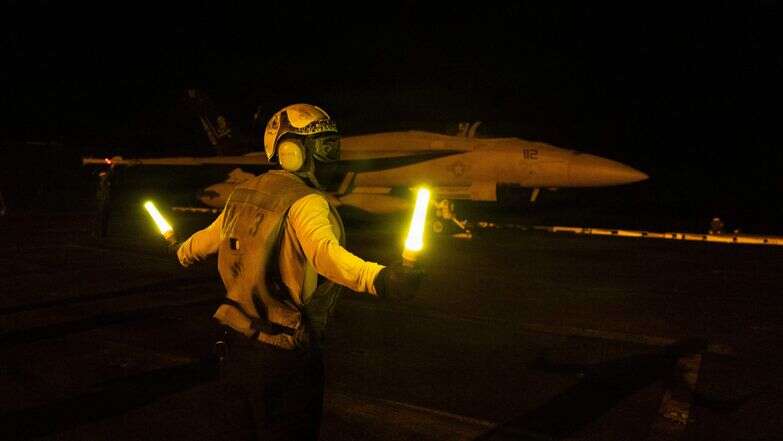 מלח בצי האמריקני המכווין מטוס F/A-18E Super Hornet על סיפון הטיסה של נושאת המטוסים מסדרת "נימיץ", ה-USS George H.W. Bush | various sources / AFP) / RESTRICTED TO EDITORIAL USE - MANDATORY CREDIT "AFP PHOTO / US NAVY / NAVCENT PUBLIC AFFAIRS מלח בצי האמריקני המכווין מטוס F/A-18E Super Hornet על סיפון הטיסה של נושאת המטוסים מסדרת "נימיץ", ה-USS George H.W. Bush | various sources / AFP) / RESTRICTED TO EDITORIAL USE - MANDATORY CREDIT "AFP PHOTO / US NAVY / NAVCENT PUBLIC AFFAIRS