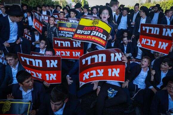 "השיח על הגיוס מקולקל מיסודו. זו פוליטיקה נטו". הפגנת חרדים נגד הגיוס | דוד כהן, פלאש 90 "השיח על הגיוס מקולקל מיסודו. זו פוליטיקה נטו". הפגנת חרדים נגד הגיוס | דוד כהן, פלאש 90