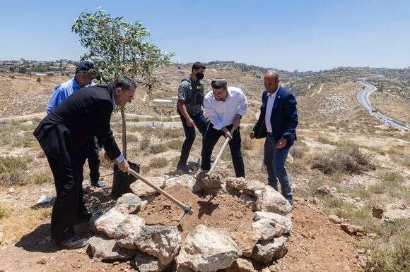 שר הביטחון ישראל כ"ץ ושר האוצר בצלאל סמוטריץ' משתתפים בטקס הנחת אבן הפינה ליישוב החדש דורן באזור הר חברון ביהודה ושומרון | חיים גולדברג, פלאש 90 שר הביטחון ישראל כ"ץ ושר האוצר בצלאל סמוטריץ' משתתפים בטקס הנחת אבן הפינה ליישוב החדש דורן באזור הר חברון ביהודה ושומרון | חיים גולדברג, פלאש 90