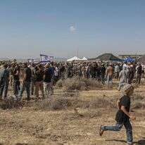 משפחה, חברים ותושבים משתתפים בהלווייתו של בניהו מלט בהתנחלות חוות גלעד בגדה המערבית, 24 ביולי 2026. מלט נהרג מוקדם יותר היום בפיגוע טרור | הלל בן אור/Flash90 משפחה, חברים ותושבים משתתפים בהלווייתו של בניהו מלט בהתנחלות חוות גלעד בגדה המערבית, 24 ביולי 2026. מלט נהרג מוקדם יותר היום בפיגוע טרור | הלל בן אור/Flash90