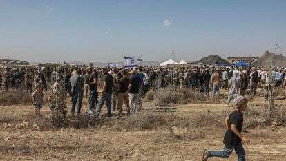 משפחה, חברים ותושבים משתתפים בהלווייתו של בניהו מלט בהתנחלות חוות גלעד בגדה המערבית, 24 ביולי 2026. מלט נהרג מוקדם יותר היום בפיגוע טרור | הלל בן אור/Flash90 משפחה, חברים ותושבים משתתפים בהלווייתו של בניהו מלט בהתנחלות חוות גלעד בגדה המערבית, 24 ביולי 2026. מלט נהרג מוקדם יותר היום בפיגוע טרור | הלל בן אור/Flash90