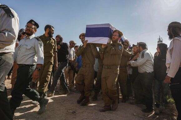 הלווייתו של רס"ר במיל' בניהו מלט בחוות־גלעד, בשבוע שעבר | הלל בן אור, פלאש 90 הלווייתו של רס"ר במיל' בניהו מלט בחוות־גלעד, בשבוע שעבר | הלל בן אור, פלאש 90
