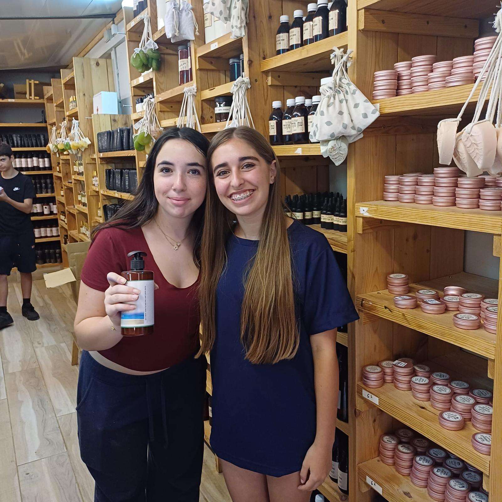 לא רק שיעור חקלאות: התלמידים שהקימו קו של מוצרי טיפוח | כפר הנוער עיינות לא רק שיעור חקלאות: התלמידים שהקימו קו של מוצרי טיפוח | כפר הנוער עיינות
