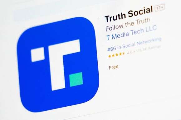 מסך ההורדה של האפליקציה Truth Social מוצג על גבי מחשב נייד | AP מסך ההורדה של האפליקציה Truth Social מוצג על גבי מחשב נייד | AP