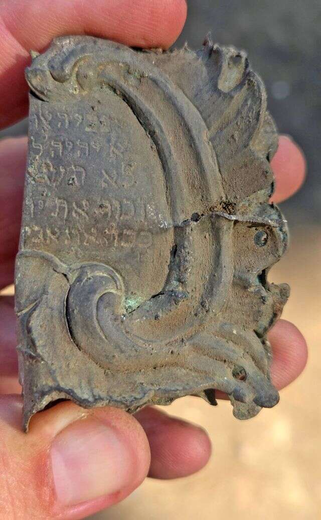 עשרת הדיברות שנחשפו בבית הכנסת הגדול של וילנה | ג'ון זליגמן, פרויקט חפירת בית הכנסת הגדול של וילנה ורשות העתיקות עשרת הדיברות שנחשפו בבית הכנסת הגדול של וילנה | ג'ון זליגמן, פרויקט חפירת בית הכנסת הגדול של וילנה ורשות העתיקות