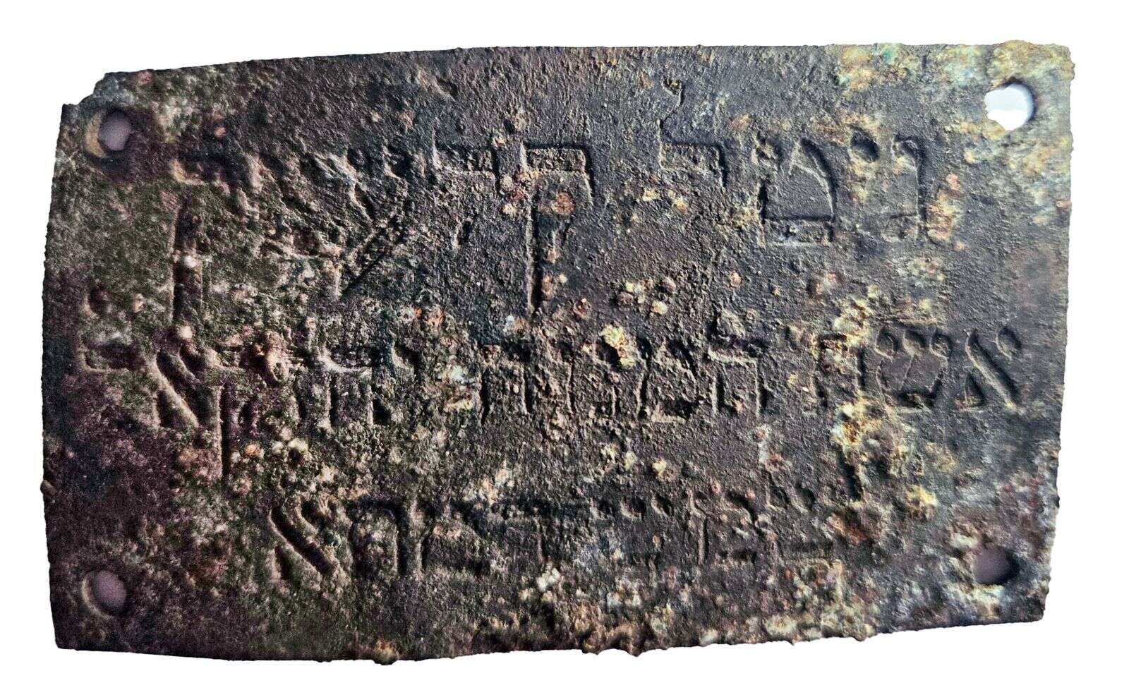 לוחית כיסא הנושאת את הכתובת: "גיטל קלעצק, אשתו של המנוח יחזקאל, שַׁמָּשׁ דמתא" | ג'ון זליגמן, פרויקט חפירת בית הכנסת הגדול של וילנה ורשות העתיקות לוחית כיסא הנושאת את הכתובת: "גיטל קלעצק, אשתו של המנוח יחזקאל, שַׁמָּשׁ דמתא" | ג'ון זליגמן, פרויקט חפירת בית הכנסת הגדול של וילנה ורשות העתיקות