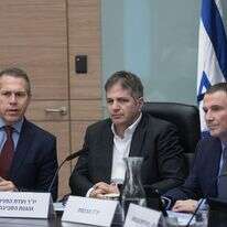 פורשי הליכוד, גלעד ארדן ויולי אדלשטיין, וביניהם - יואב קיש, שנותר במפלגה, בימים שהשלושה עדיין כיהנו יחד כחברי הליכוד | הדס פרוש, פלאש 90 פורשי הליכוד, גלעד ארדן ויולי אדלשטיין, וביניהם - יואב קיש, שנותר במפלגה, בימים שהשלושה עדיין כיהנו יחד כחברי הליכוד | הדס פרוש, פלאש 90